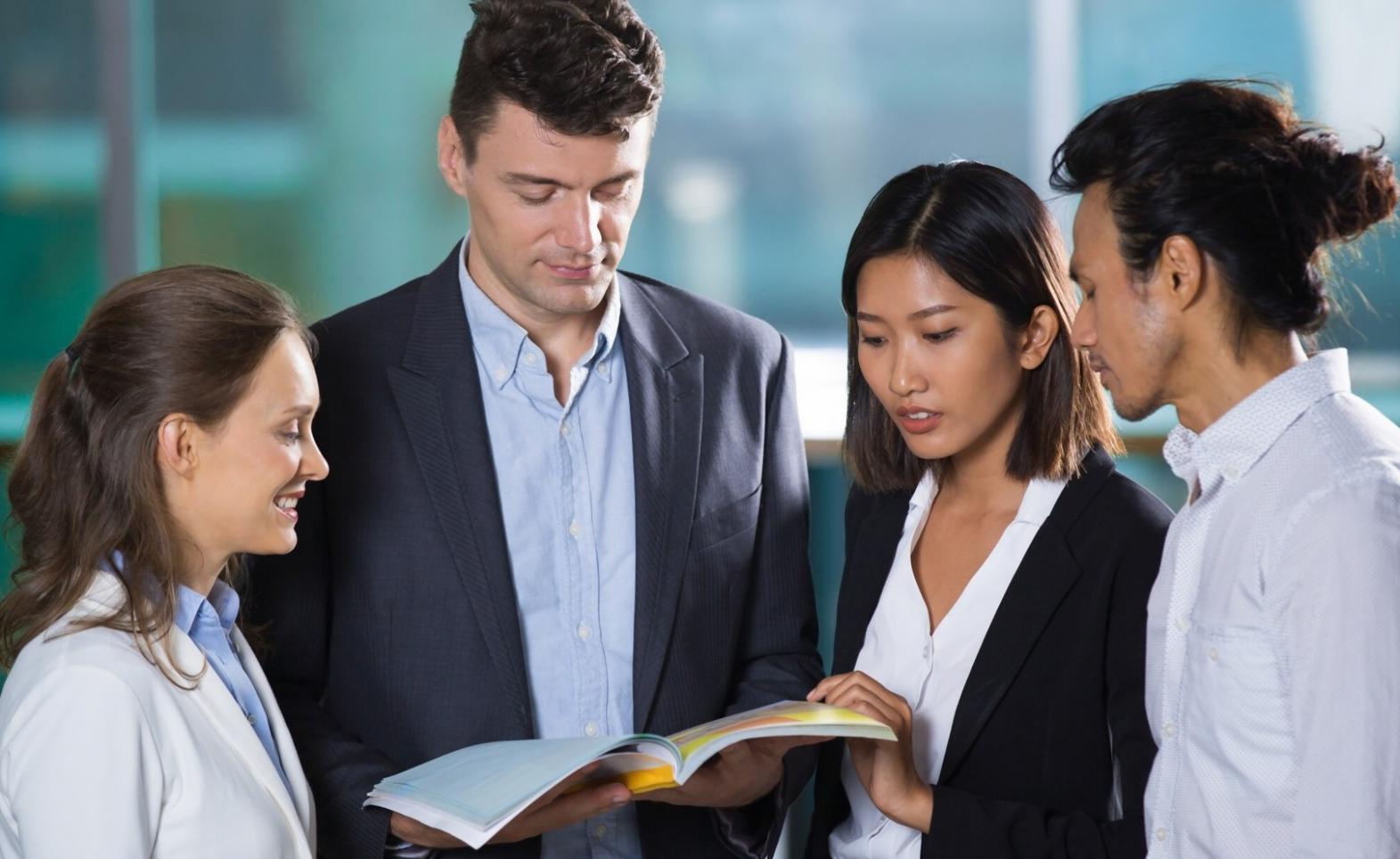 Profesionales analizando datos financieros